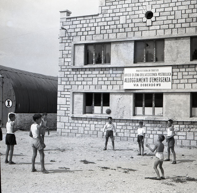 Giornalfoto Arrivo dei profughi nella zona B 27.04.1954 Fototeca dei Civici Musei di Storia ed Arte, inv. F102494